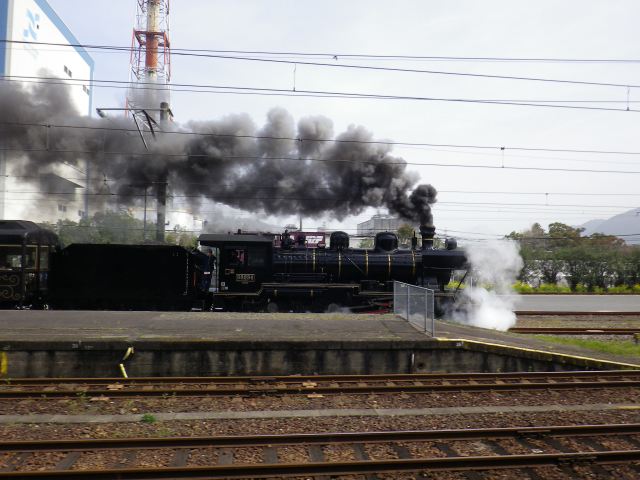 The SL Hitoyoshi departs from Yatsushiro Station