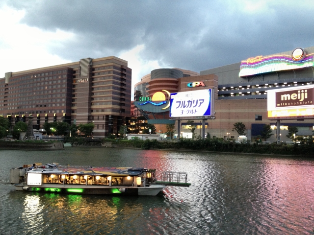Sightseeing boat in front of Canal City